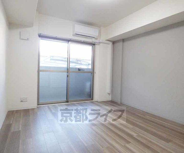 セレッソ長者町106の居間