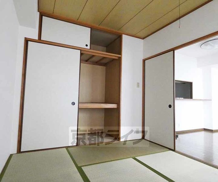 二条聚楽町アーバンコンフォート302の居間