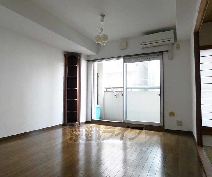 二条聚楽町アーバンコンフォート302の居間