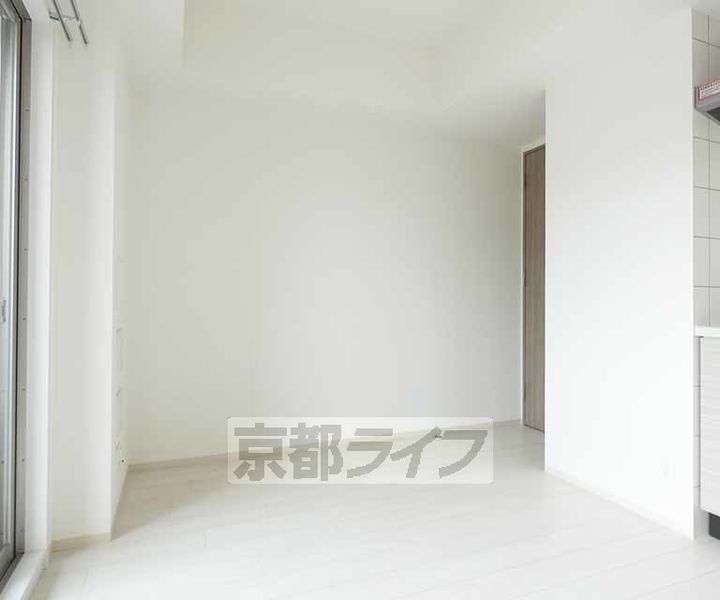 京都府京都市下京区梅小路高畑町の賃貸マンションの居間