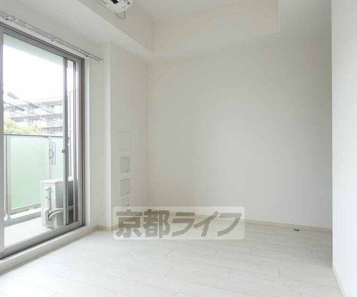 京都府京都市下京区梅小路高畑町の賃貸マンションの居間