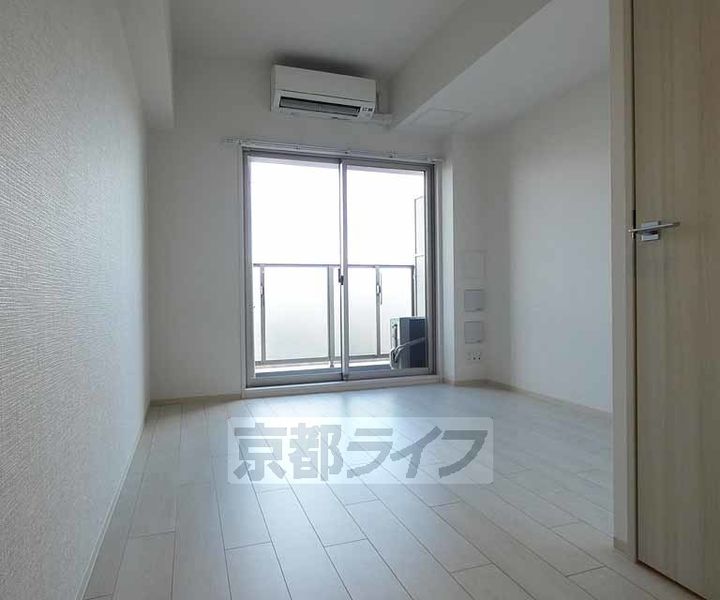 京都府京都市下京区梅小路高畑町の賃貸マンションの居間