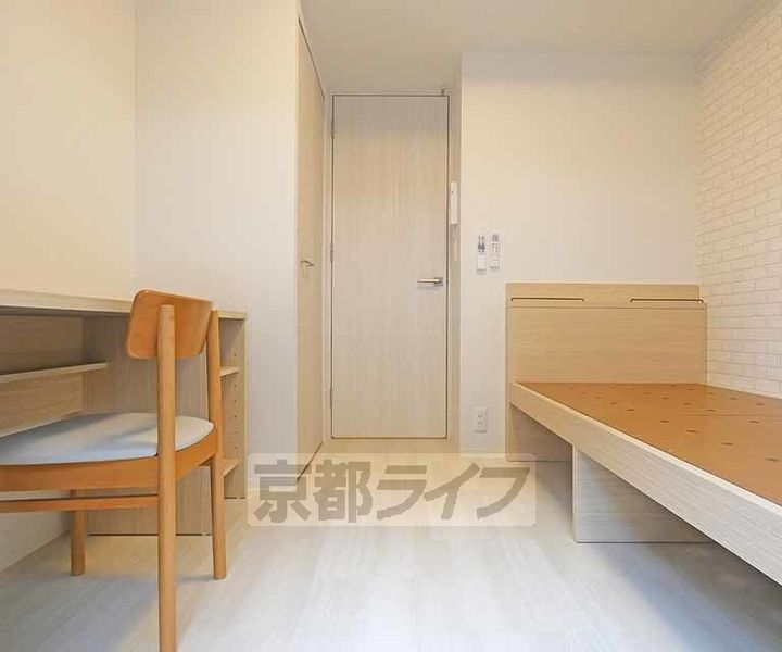 京都府京都市北区衣笠東御所ノ内町の賃貸マンションの居間