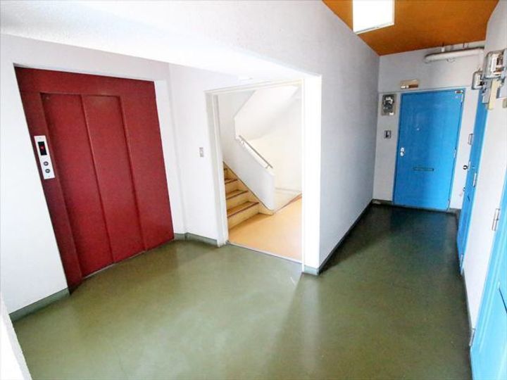 富士コーポラスの玄関