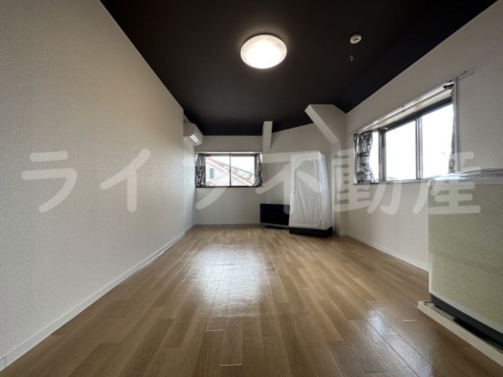 ウルシハラマンションの居間