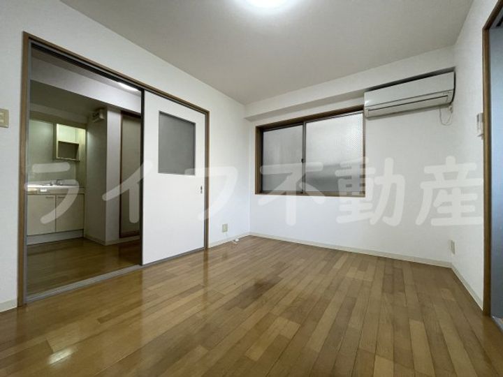 シャルルフジ吉田の居間