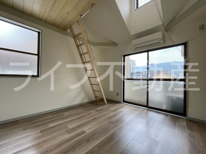 レオパレス若草の居間