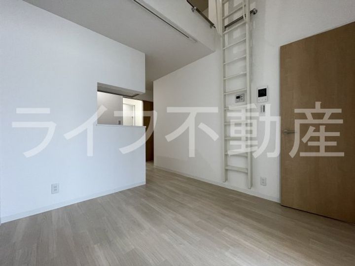 COSMO WAKAEMINAMIの居間