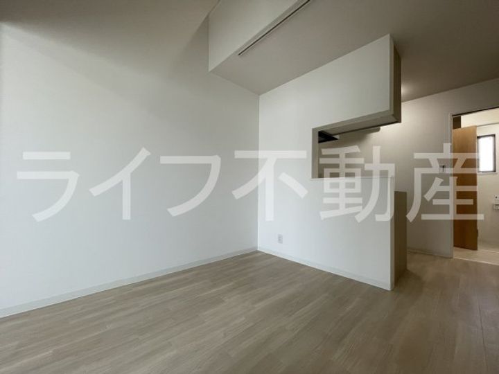 COSMO WAKAEMINAMIの居間