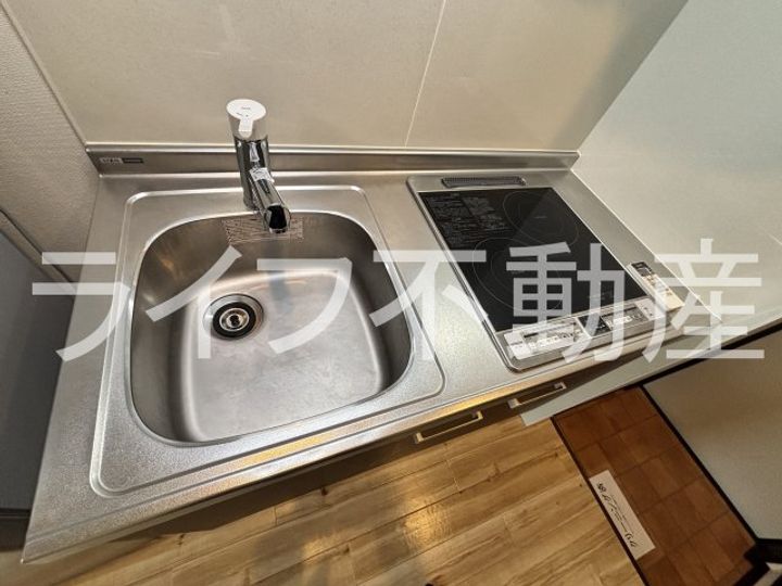 ブライト近代前のキッチン