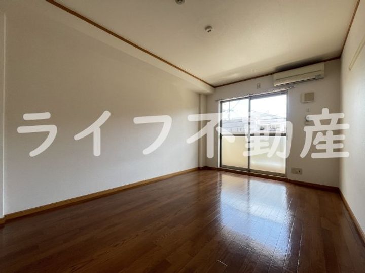 ミッドウエスト小阪202の居間