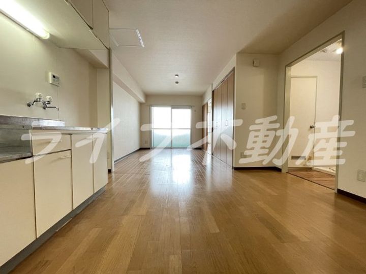 シャトー西村の居間