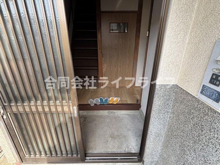 奈良県北葛城郡王寺町畠田3丁目(一戸建)の賃貸物件の玄関