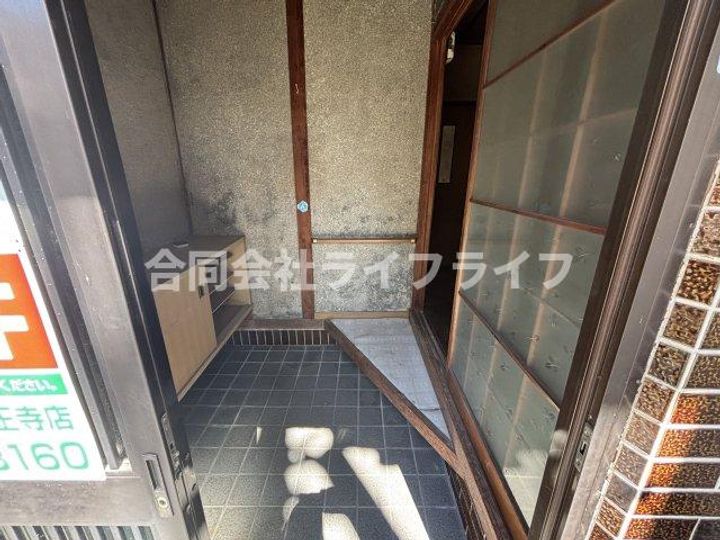 大阪府羽曳野市南恵我之荘6丁目(一戸建)の賃貸物件の玄関