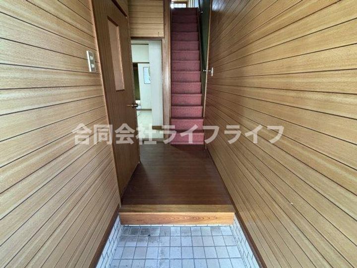 奈良県生駒郡斑鳩町龍田2丁目(一戸建)の賃貸物件の玄関