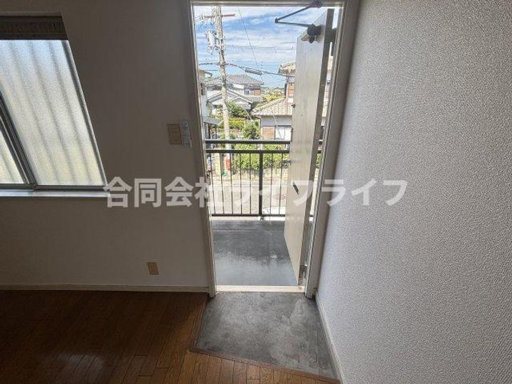 万葉第2ハイツの玄関