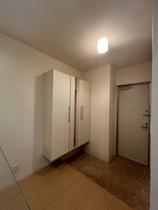 オールワンなかもずB棟の玄関