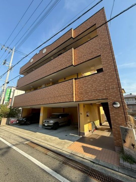 エミ—ユ1の外観