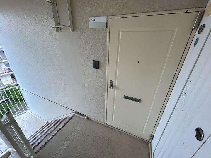 すずらん台コートの玄関