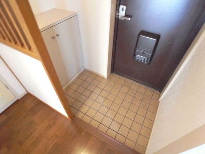 兵庫県神戸市垂水区名谷町字寺池の賃貸マンションの玄関