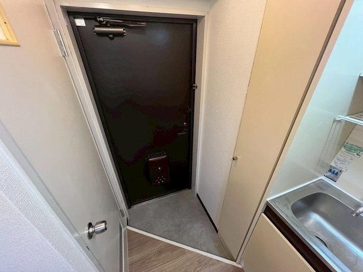 普茶マンションの玄関