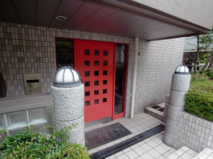 グランディア篠原の玄関