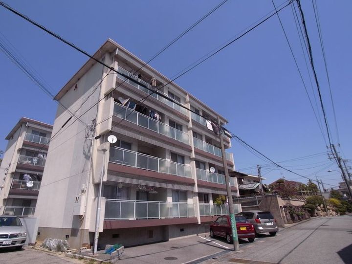 岩園サニーハイツB棟の外観