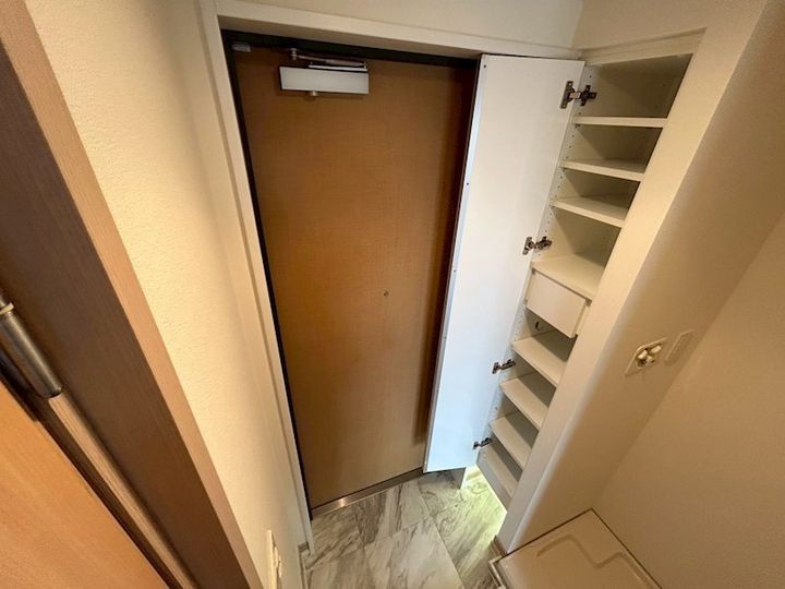 トア山手フラッツの玄関