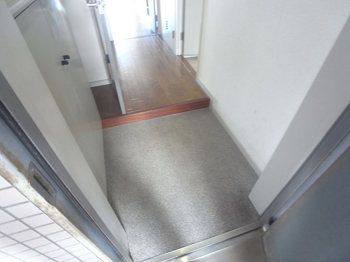 フォーラム城ヶ岡弐番館の玄関