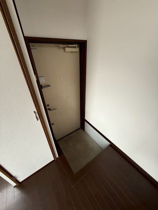 ウララハウスI南号室の玄関