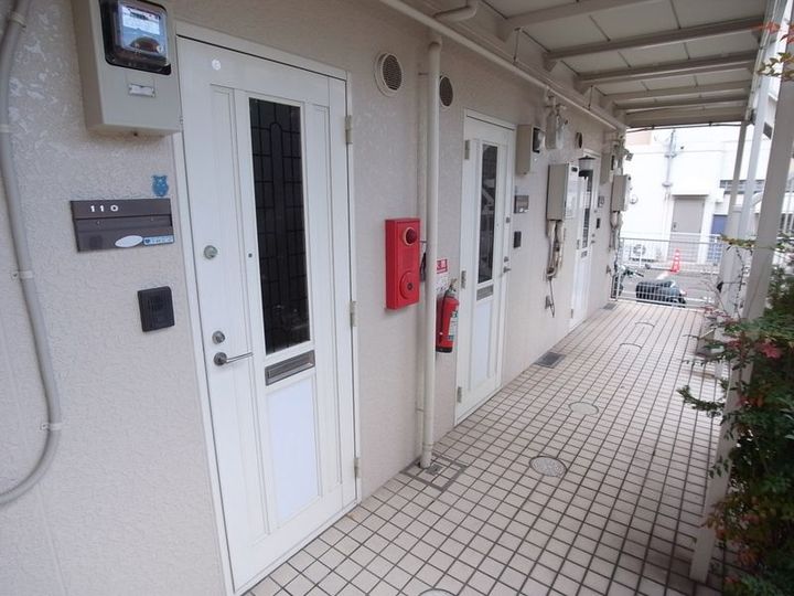 学園カリスの玄関