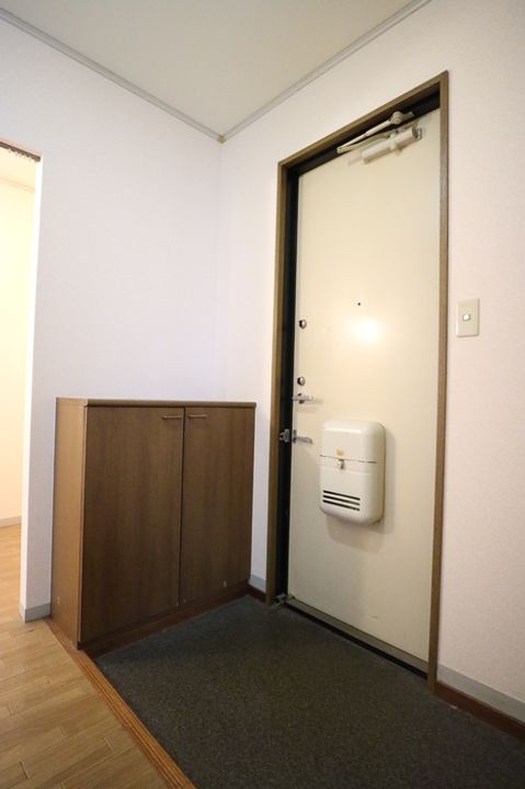 ジュネス・マノアール1B棟の玄関