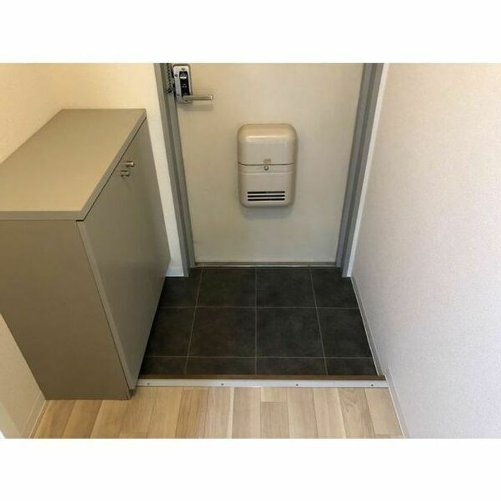荻野マンションの玄関