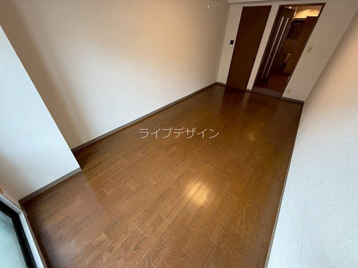 兵庫県伊丹市西台2丁目の賃貸マンションの居間
