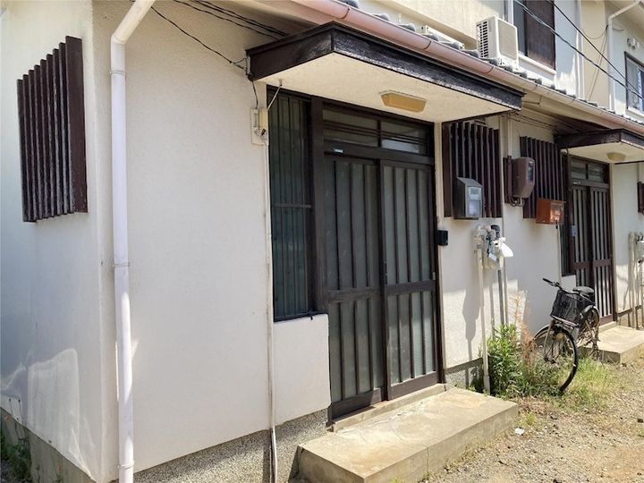榮阪貸家Bの玄関