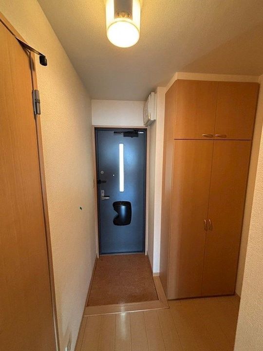 アップロード壱番館の玄関