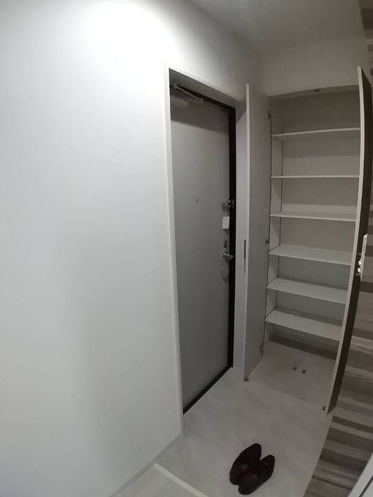 クリエオーレ猪名寺の玄関