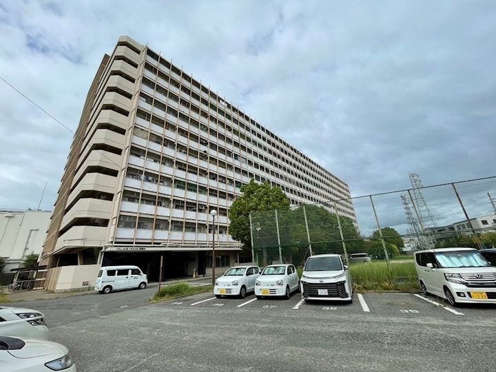 ビレッジハウス南清水タワー1号棟の外観