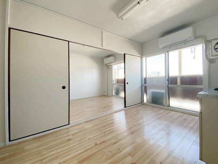 ビレッジハウス南清水タワー1号棟の居間