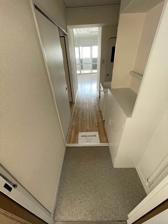 ビレッジハウス南清水タワー1号棟の玄関