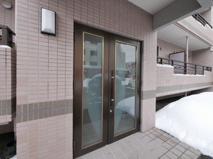 北海道札幌市北区麻生町5丁目(マンション)の賃貸物件の玄関