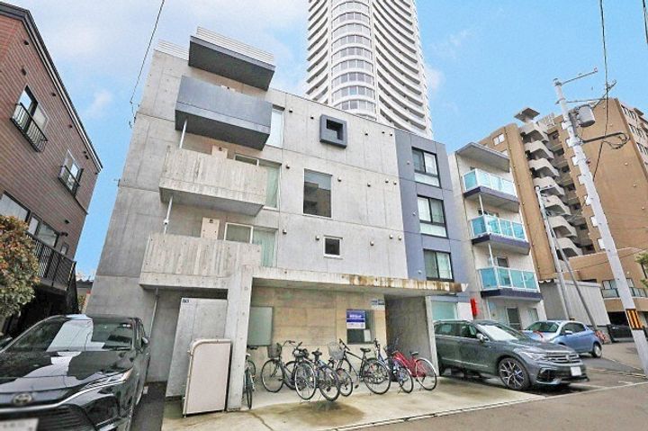 ラヴェーラ円山鳥居前の外観