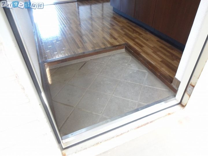 メンバーズタウン関屋A棟の玄関