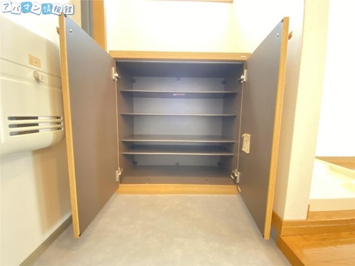 レンテム信濃302の玄関