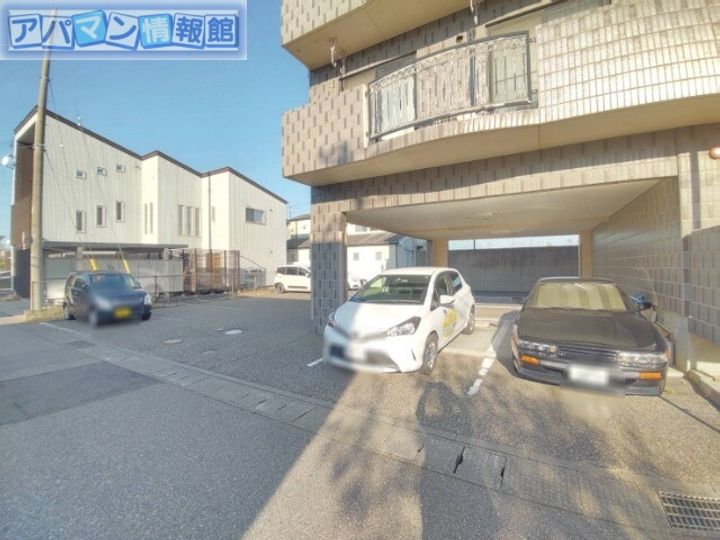 トロワ・リッチェ・ヒロの周辺