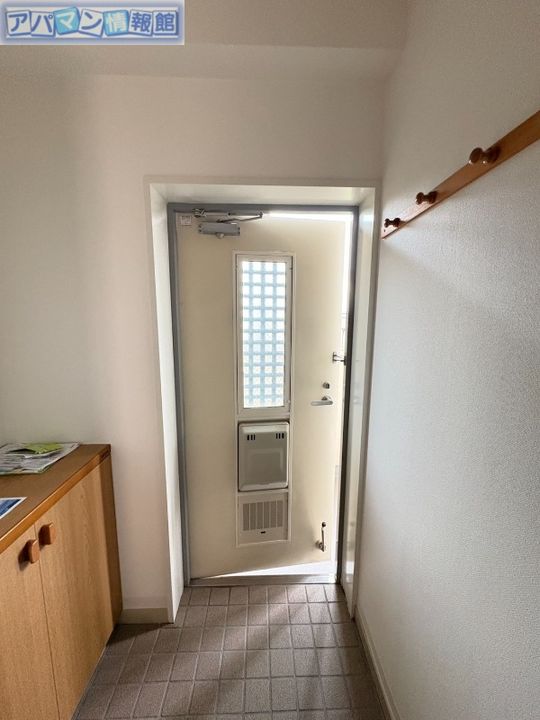 ヒルトップ上山303の玄関