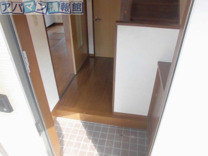 メゾネットしをんAの玄関
