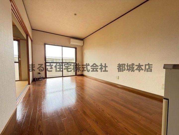 ピアコート旭21の居間