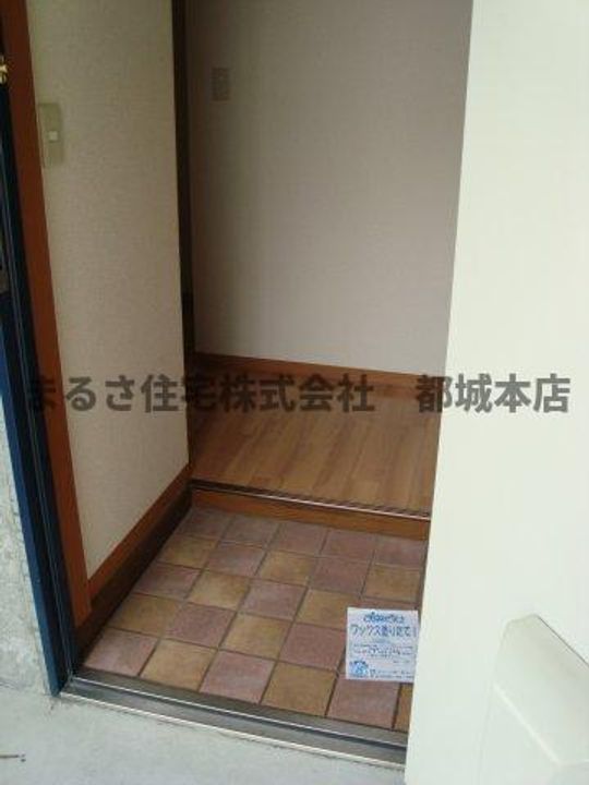 センチュリー金田H棟の玄関