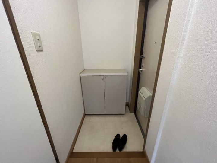 ドミール本郷Bの玄関